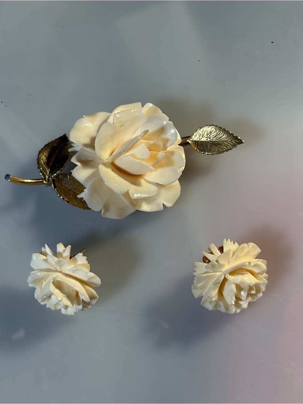 VINTAGE LARGE CARVED RESIN ROSE BOUCHER FLOWER BROOCH plus earrings Set